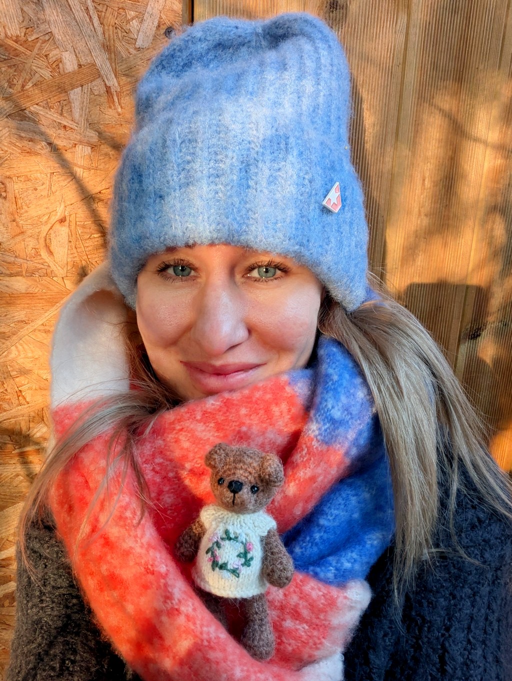 Miś w sweterku i broszki personalizowane